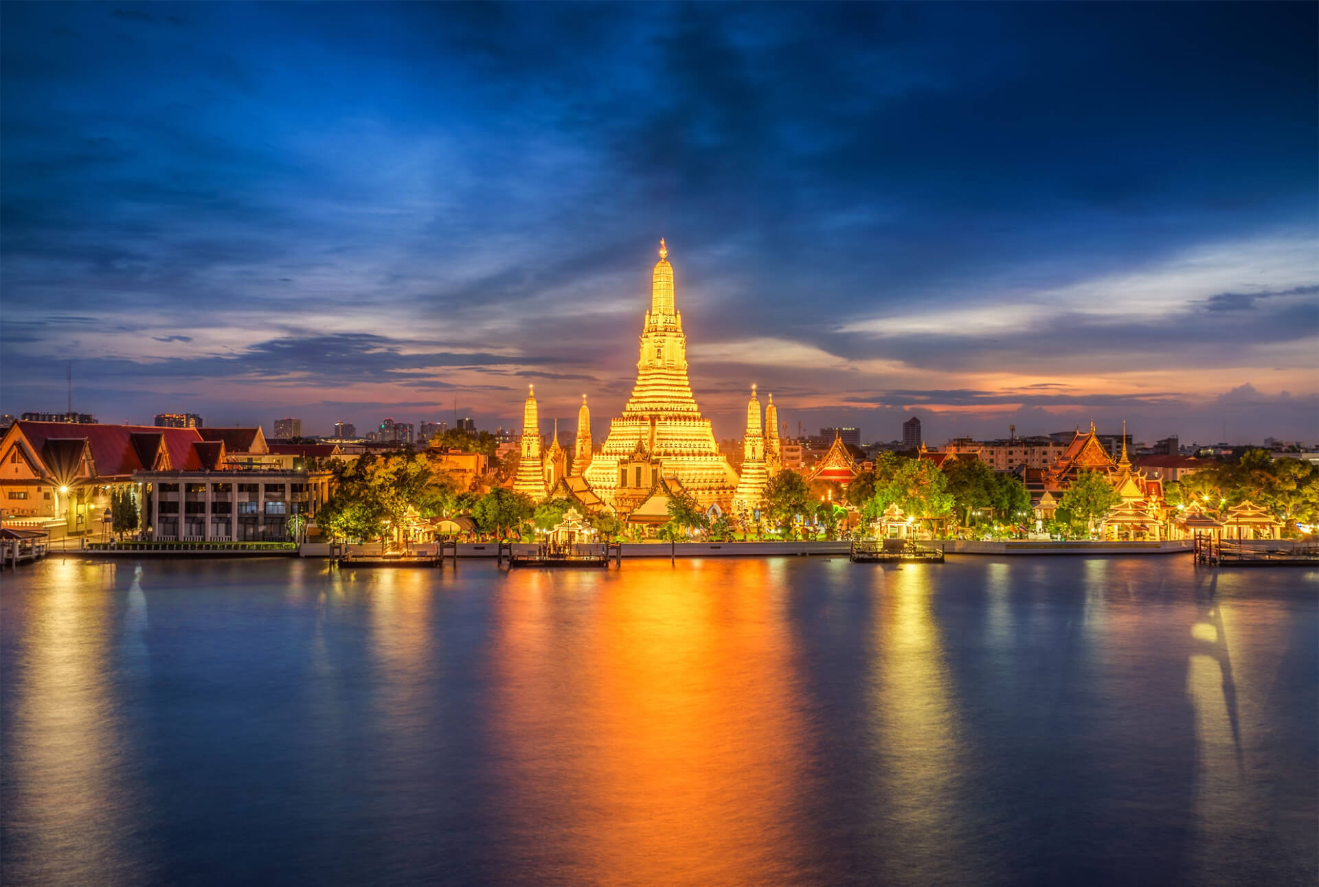 https://ucia-rioz.fr/wp-content/uploads/2021/02/1177404879-sunset-city-skyline-at-Wat-Arun-temple-and-Chao-Phraya-River-Bangkok-1.jpg